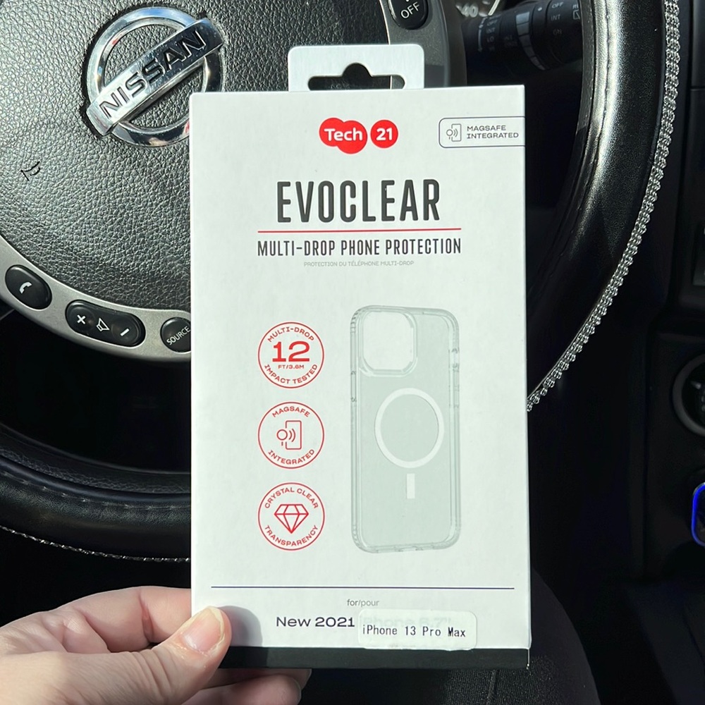 Tech 21 EVOCLEAR MagSafe integrated